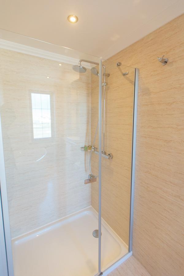 Sultan Palace Hotel Atyraū Extérieur photo A shower door