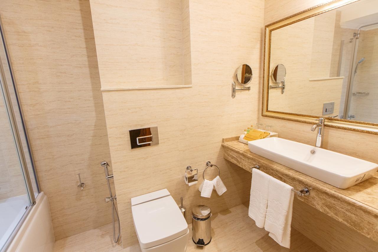 Sultan Palace Hotel Atyraū Extérieur photo Bathroom