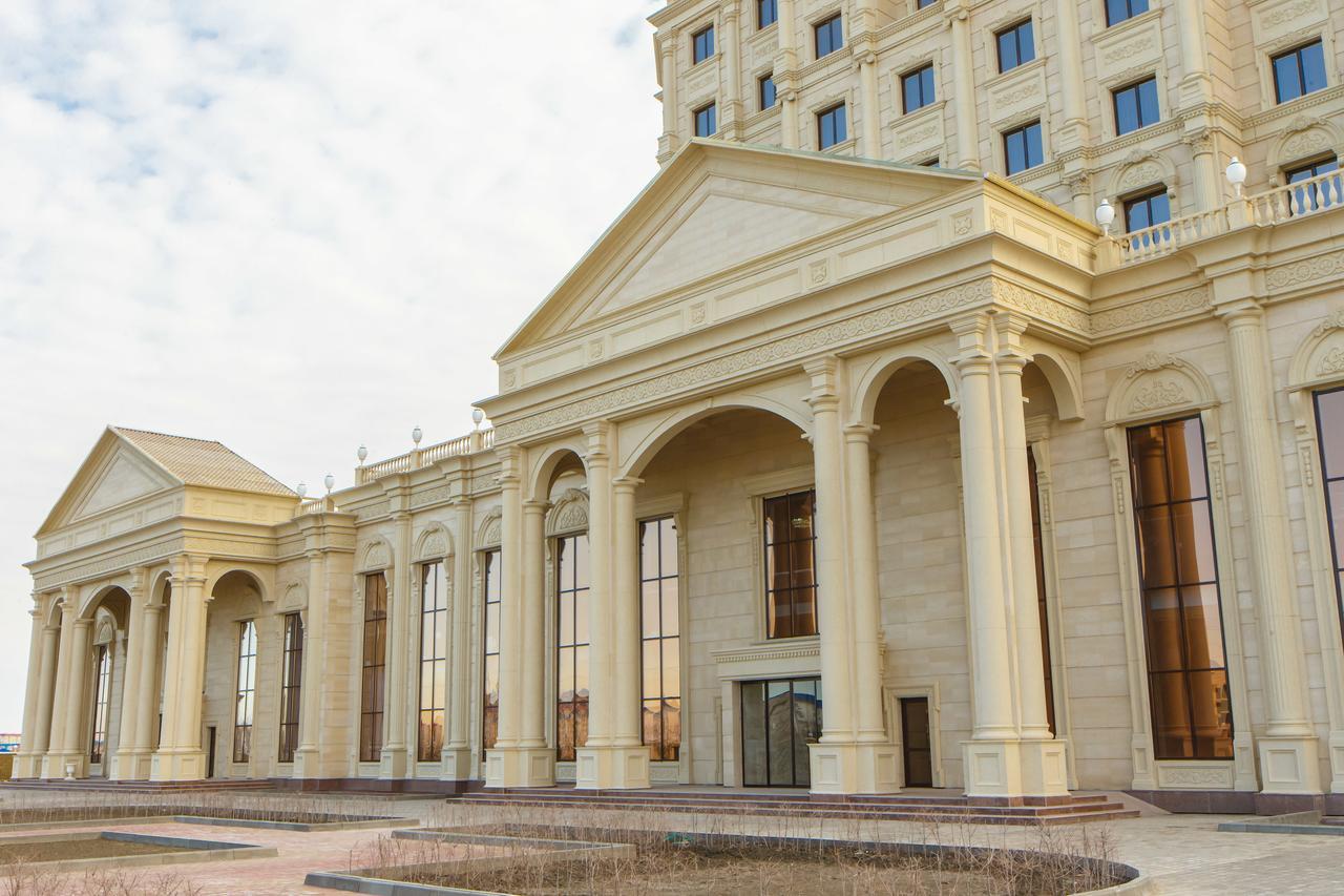 Sultan Palace Hotel Atyraū Extérieur photo The main entrance of the university