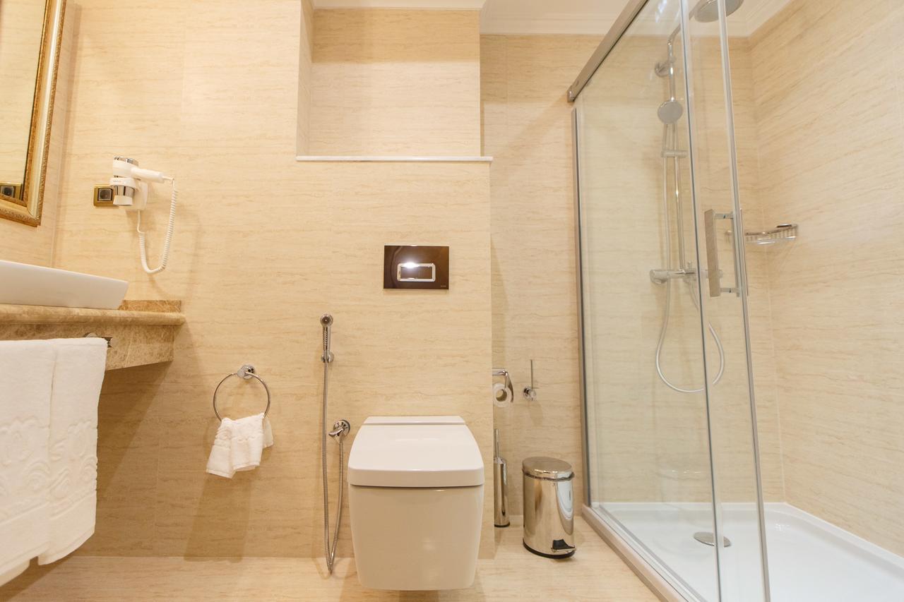 Sultan Palace Hotel Atyraū Extérieur photo A modern bathroom