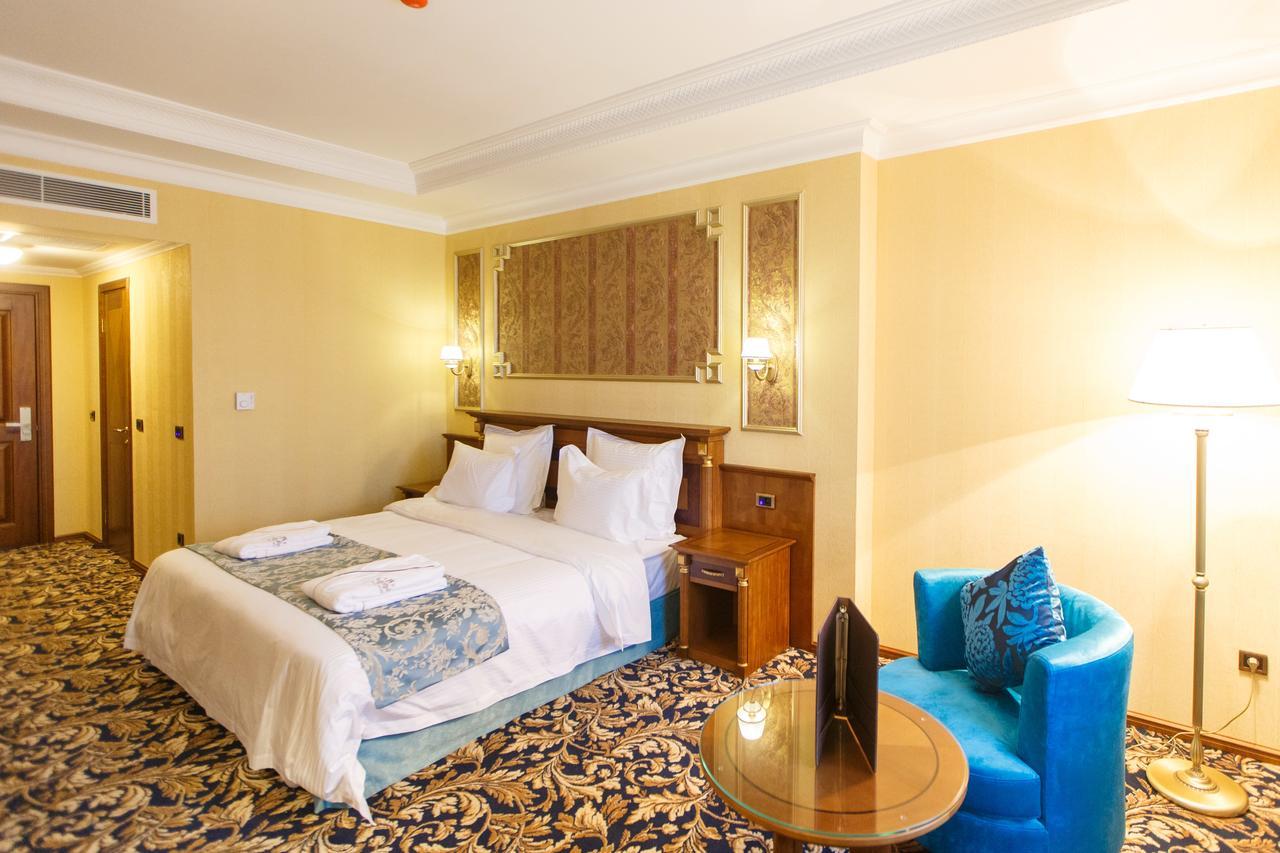 Sultan Palace Hotel Atyraū Extérieur photo A room at the hotel