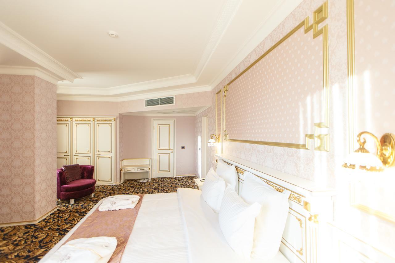 Sultan Palace Hotel Atyraū Extérieur photo A room at the hotel
