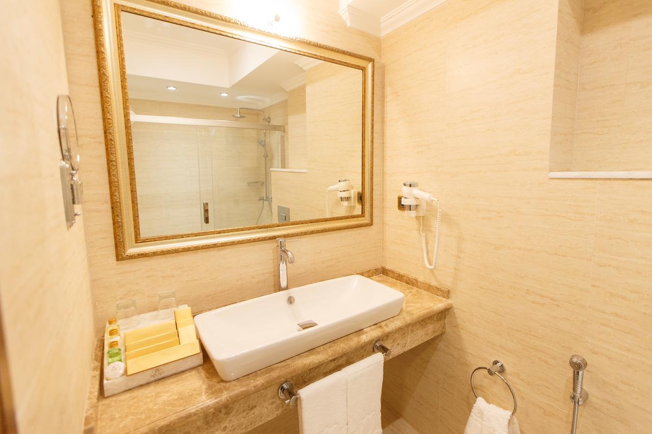 Sultan Palace Hotel Atyraū Extérieur photo Bathroom