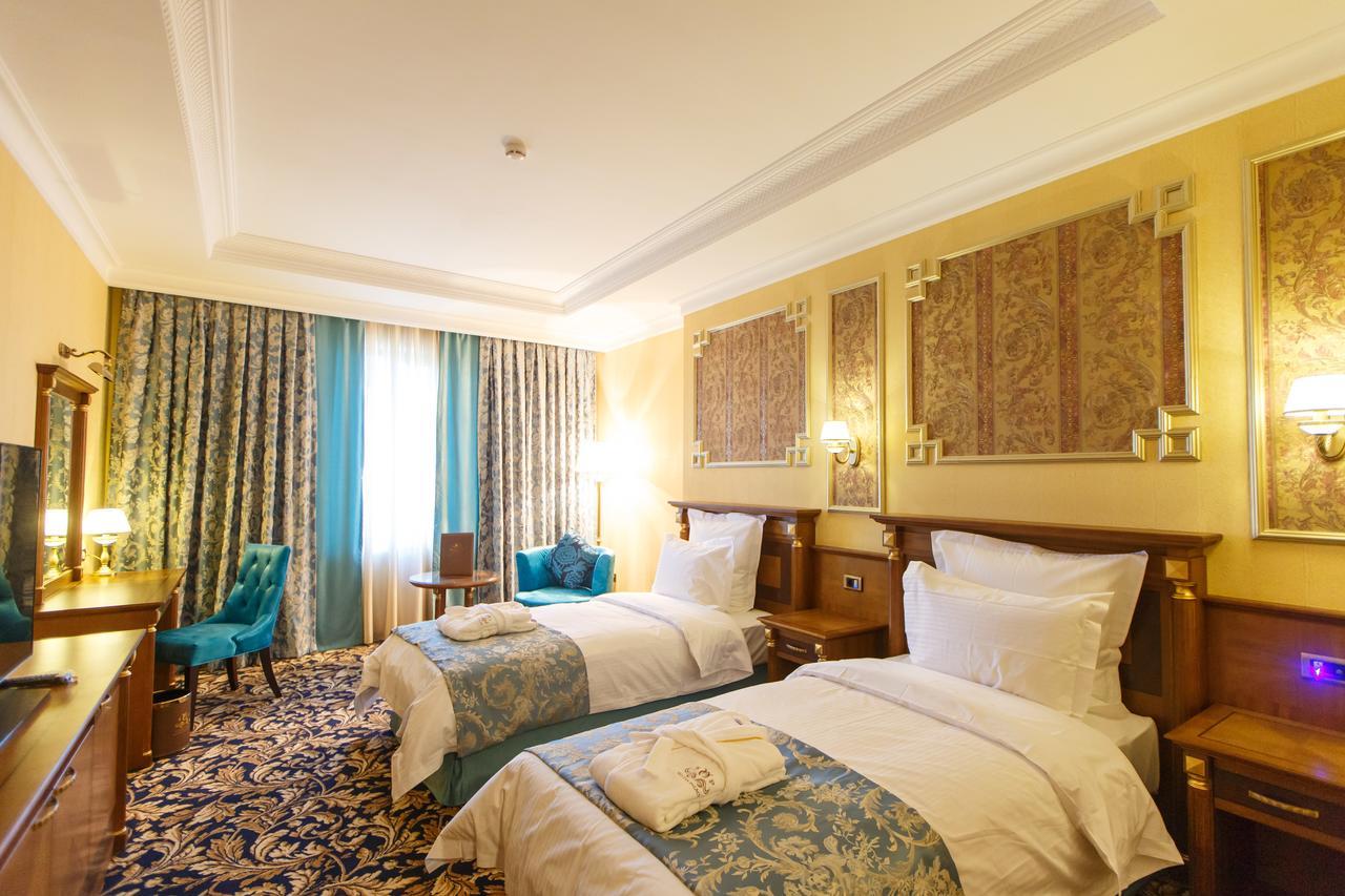 Sultan Palace Hotel Atyraū Extérieur photo A room at the hotel