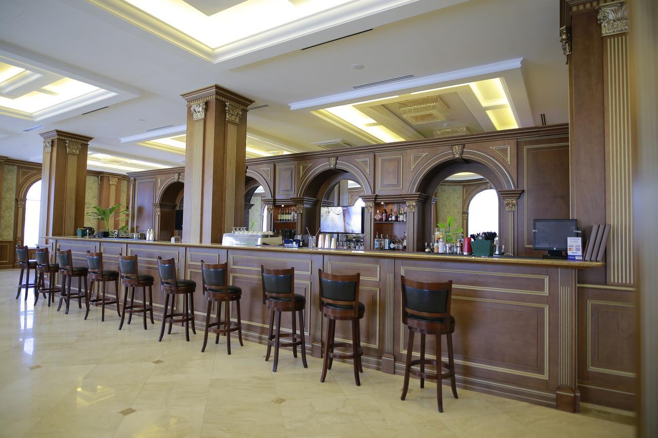 Sultan Palace Hotel Atyraū Extérieur photo The bar at the hotel