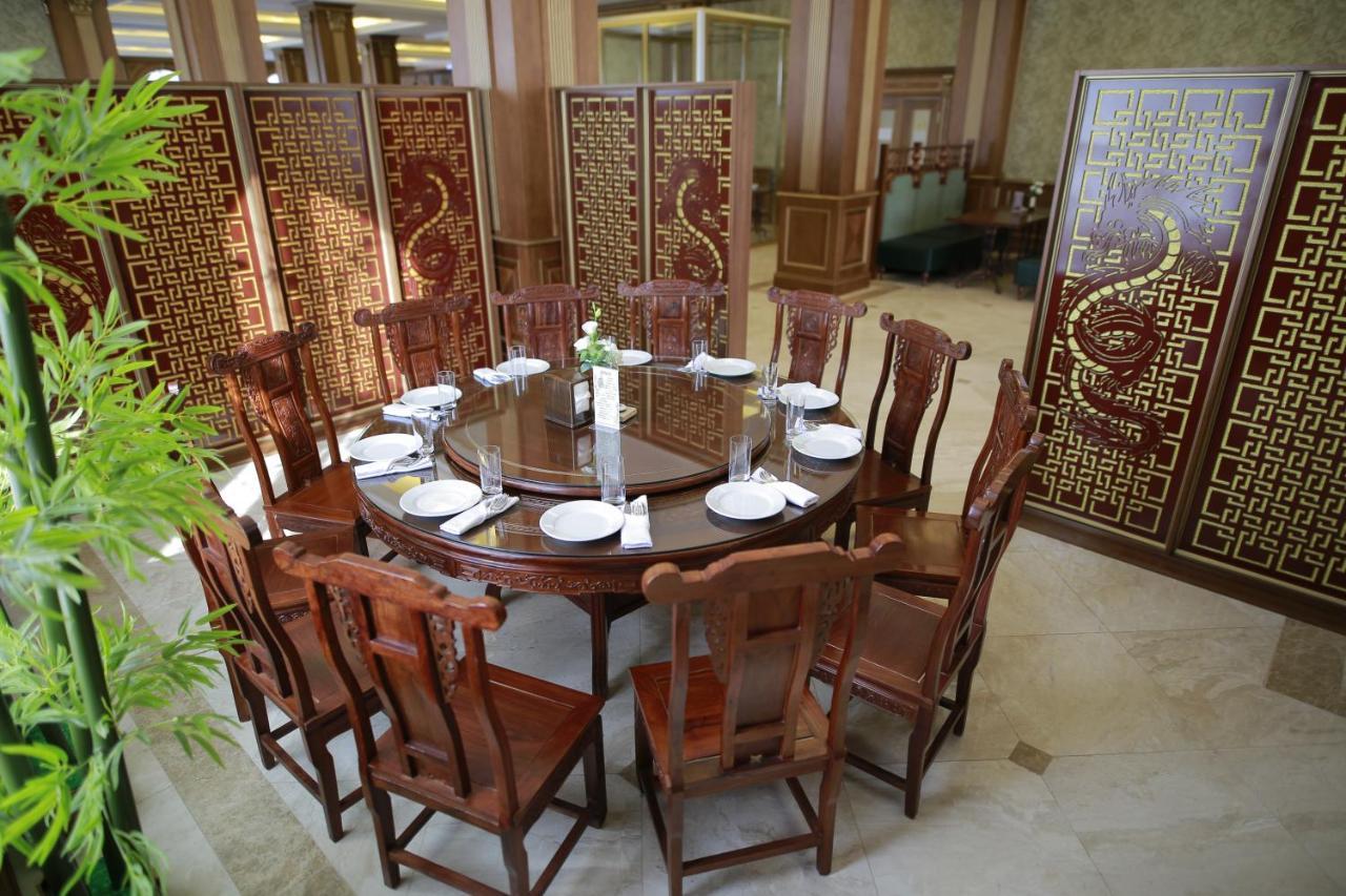 Sultan Palace Hotel Atyraū Extérieur photo A round table with chairs