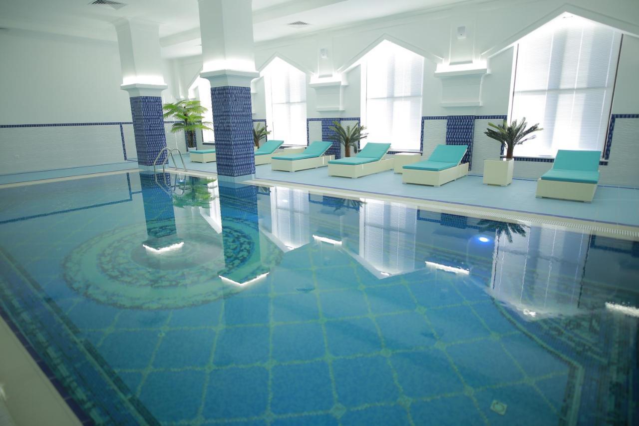 Sultan Palace Hotel Atyraū Extérieur photo A swimming pool